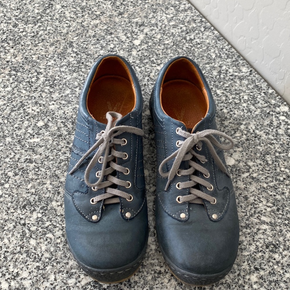 V Italia shoes size 39-8 US all Italian leather with a rubber sole.